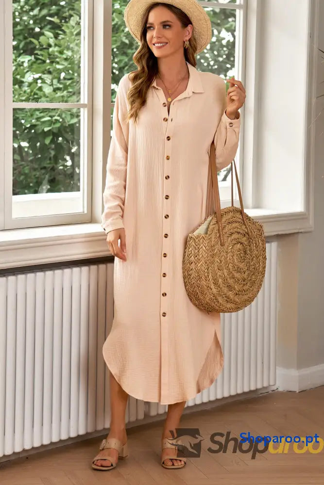 Vestido-camisa texturizado com fenda frontal e botões