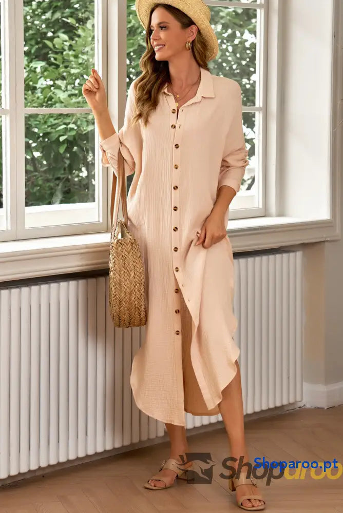 Vestido-camisa texturizado com fenda frontal e botões