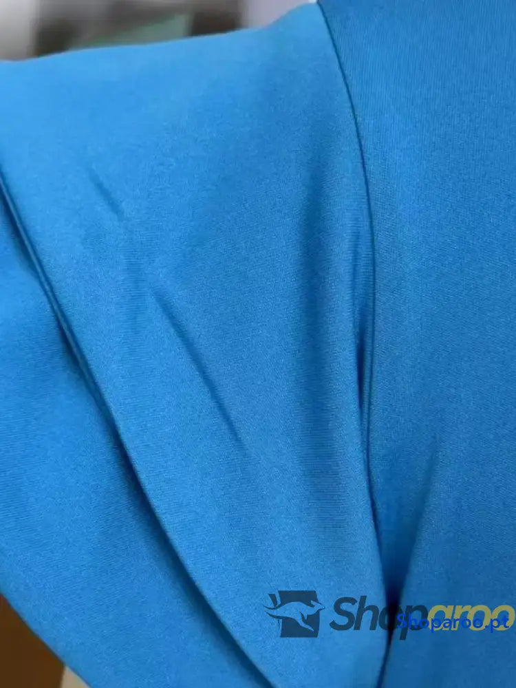 Vestido curto de manga curta com folhos em camadas