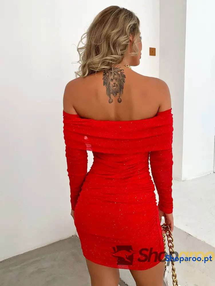 Vestido curto franzido com ombro de fora e malha brilhante