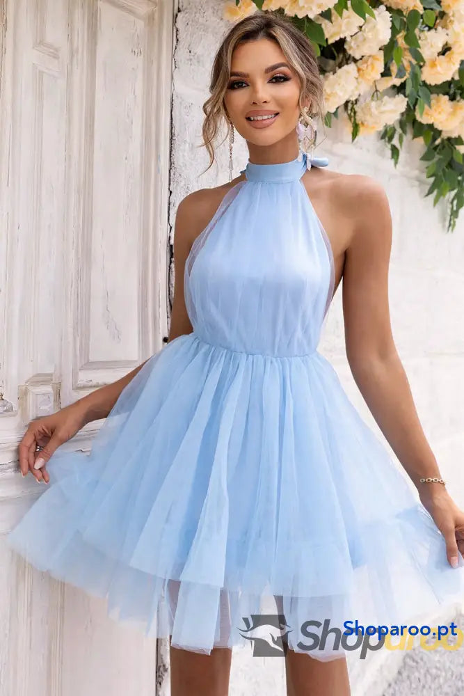 Vestido de malha com decote halter e costas nuas
