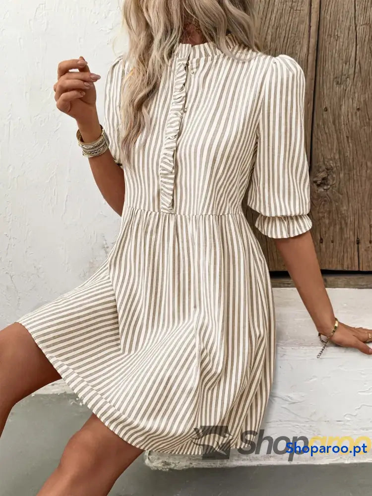 Vestido de meia manga às riscas