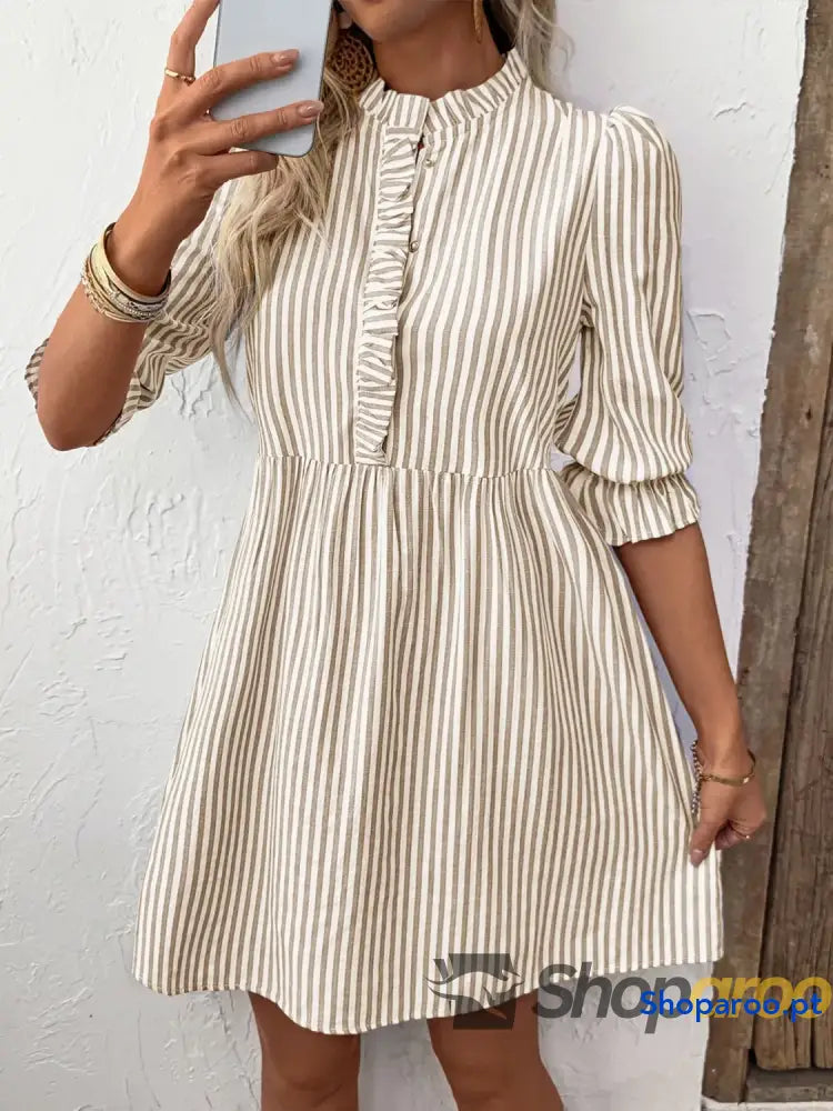 Vestido de meia manga às riscas