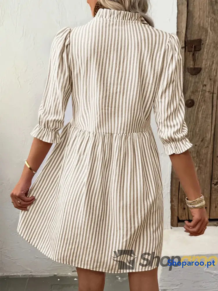 Vestido de meia manga às riscas