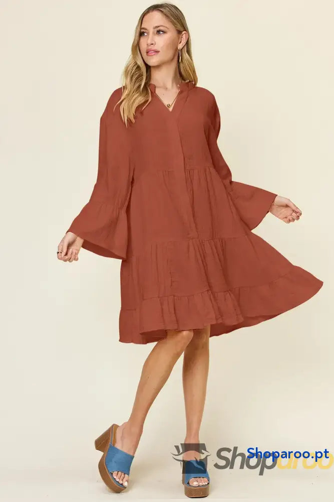 Vestido Double Take Full Size com textura e botões bainha folhos