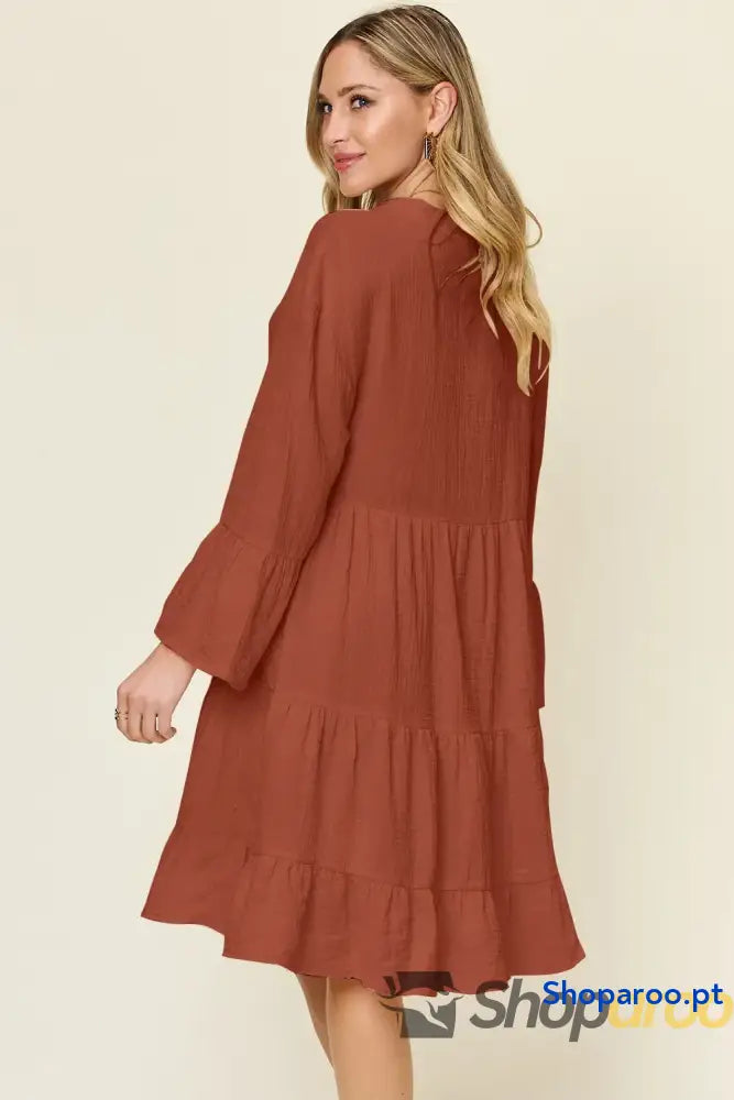 Vestido Double Take Full Size com textura e botões bainha folhos