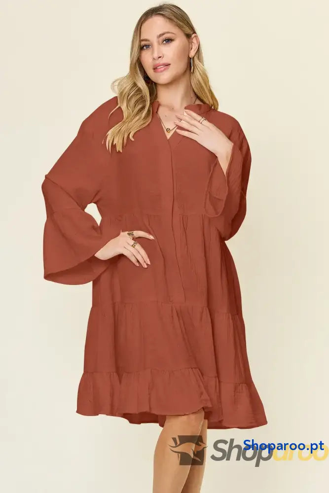 Vestido Double Take Full Size com textura e botões bainha folhos