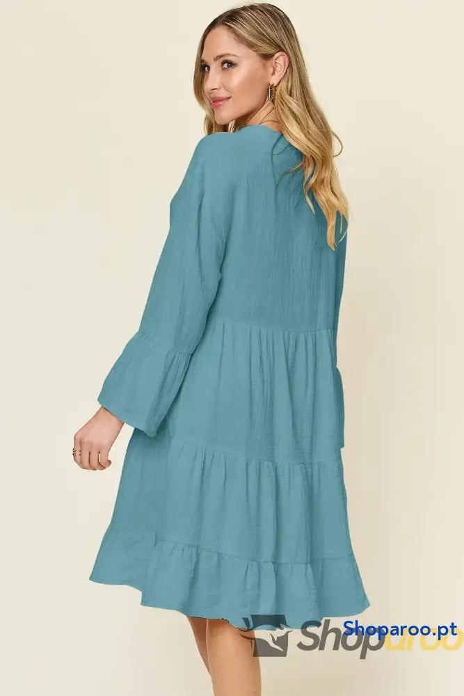 Vestido Double Take Full Size com textura e botões bainha folhos