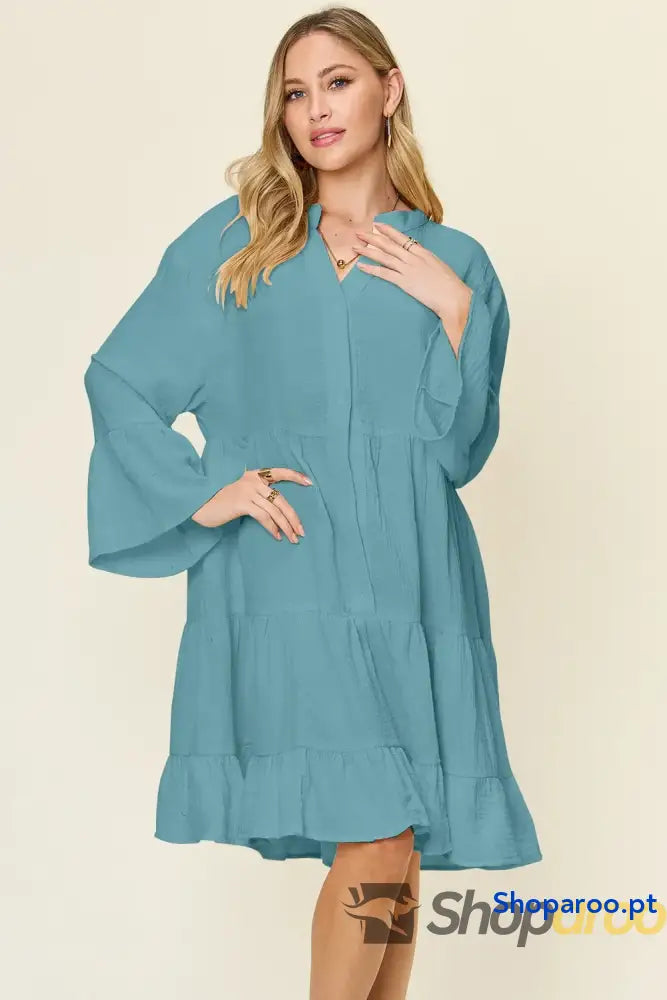 Vestido Double Take Full Size com textura e botões bainha folhos