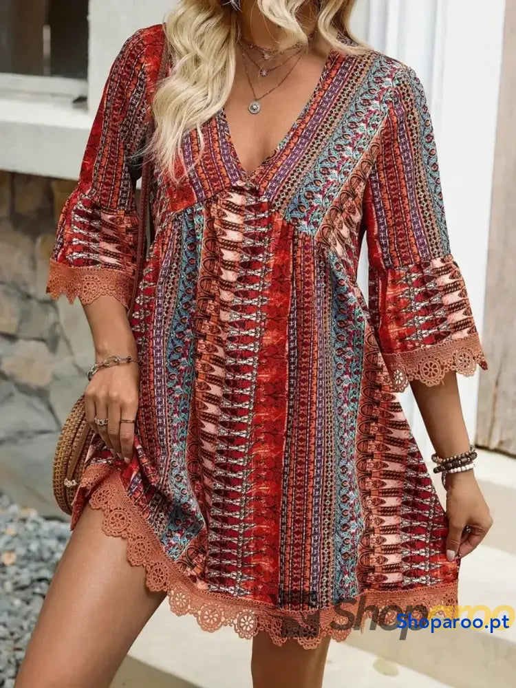 Vestido estampado com decote em V e manga 3/4 acabamento renda