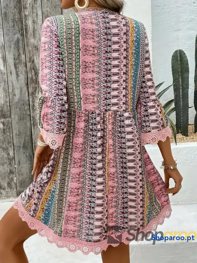 Vestido estampado com decote em V e manga 3/4 acabamento renda