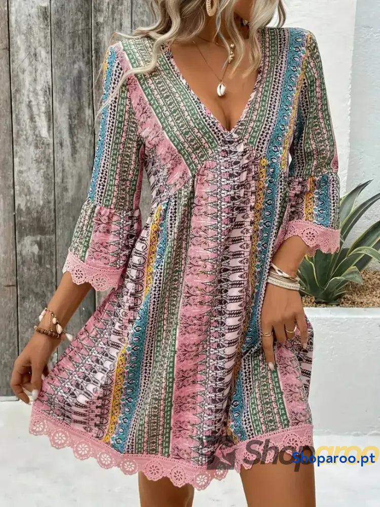 Vestido estampado com decote em V e manga 3/4 acabamento renda
