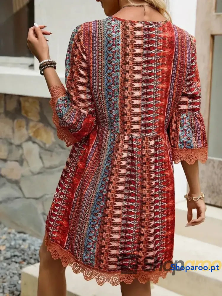 Vestido estampado com decote em V e manga 3/4 acabamento renda