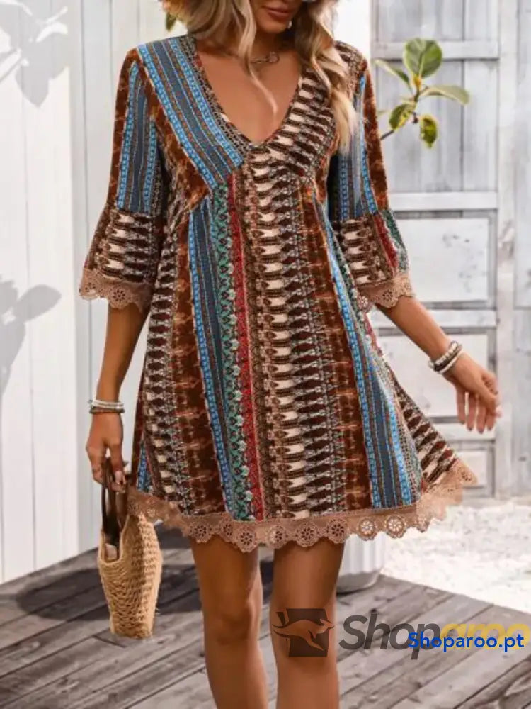Vestido estampado com decote em V e manga 3/4 acabamento renda