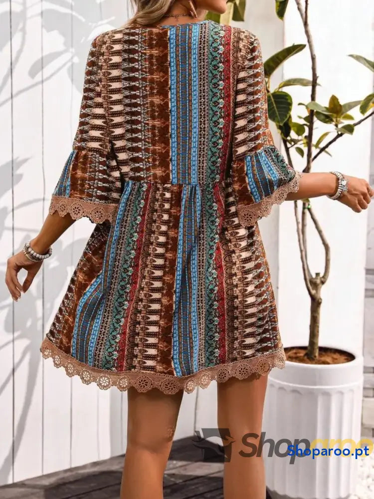 Vestido estampado com decote em V e manga 3/4 acabamento renda