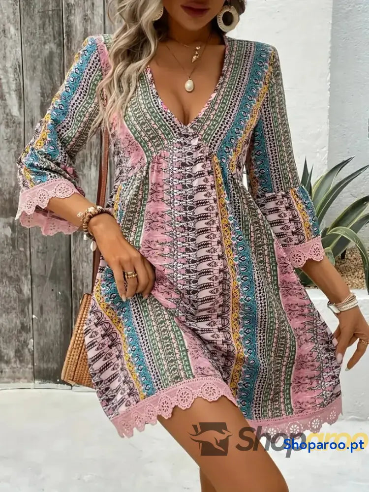Vestido estampado com decote em V e manga 3/4 acabamento renda