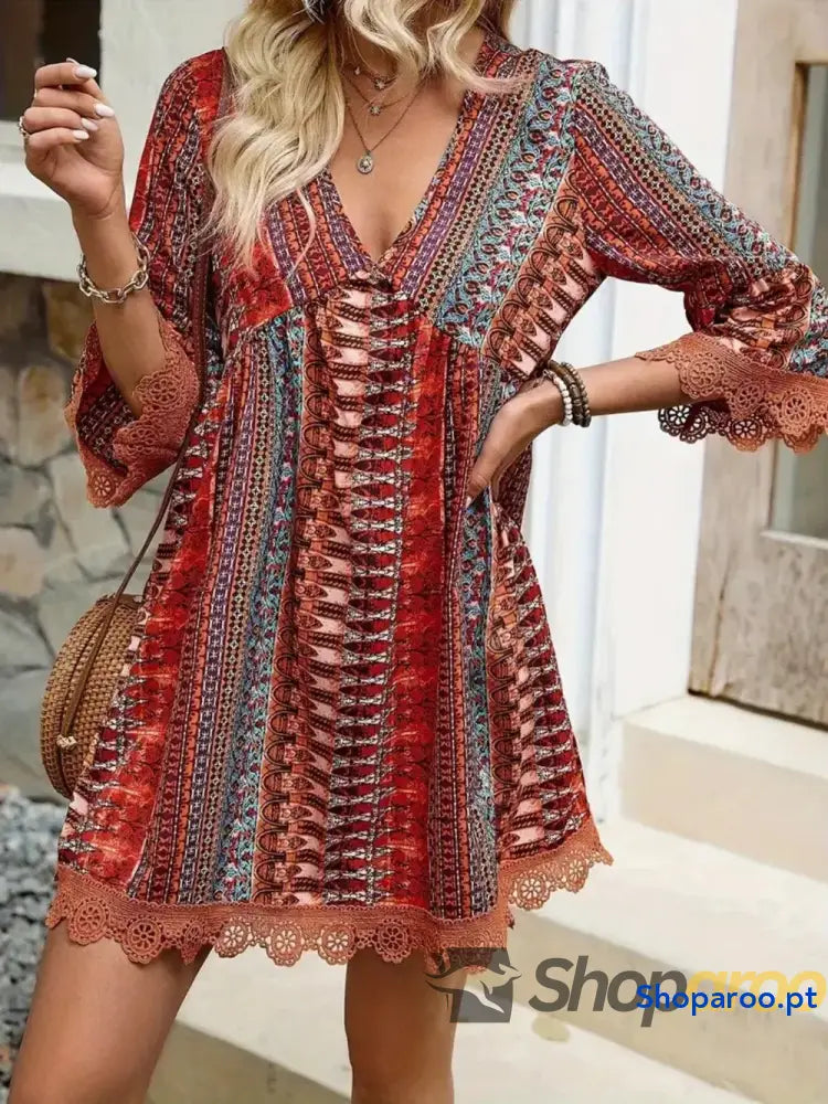Vestido estampado com decote em V e manga 3/4 acabamento renda