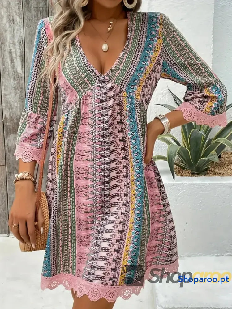 Vestido estampado com decote em V e manga 3/4 acabamento renda