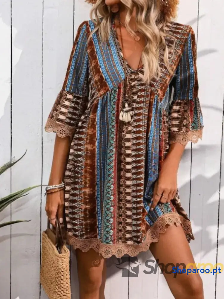 Vestido estampado com decote em V e manga 3/4 acabamento renda