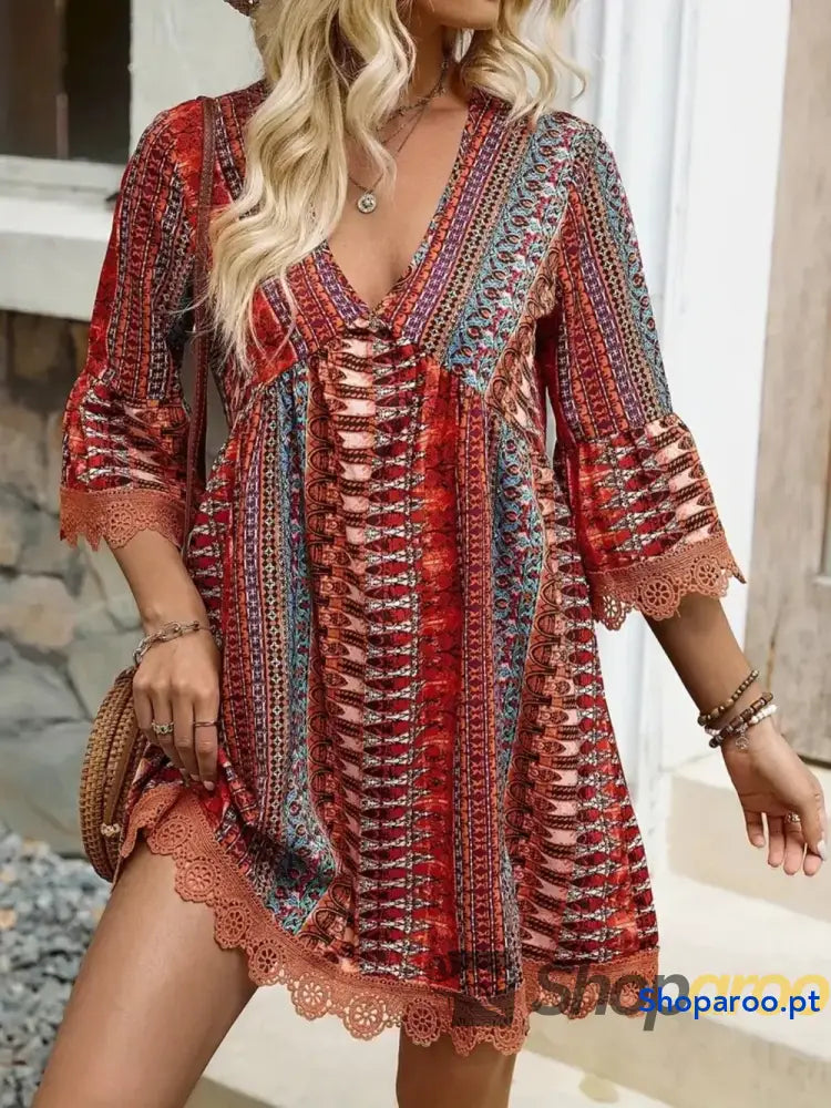 Vestido estampado com decote em V e manga 3/4 acabamento renda