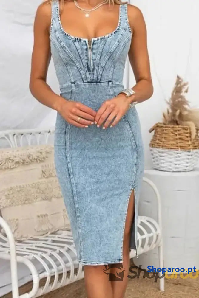 Vestido jeans com fenda lateral e decote redondo