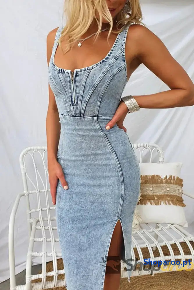 Vestido jeans com fenda lateral e decote redondo