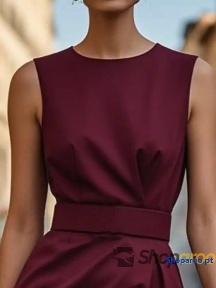 Vestido midi sem mangas e gola redonda