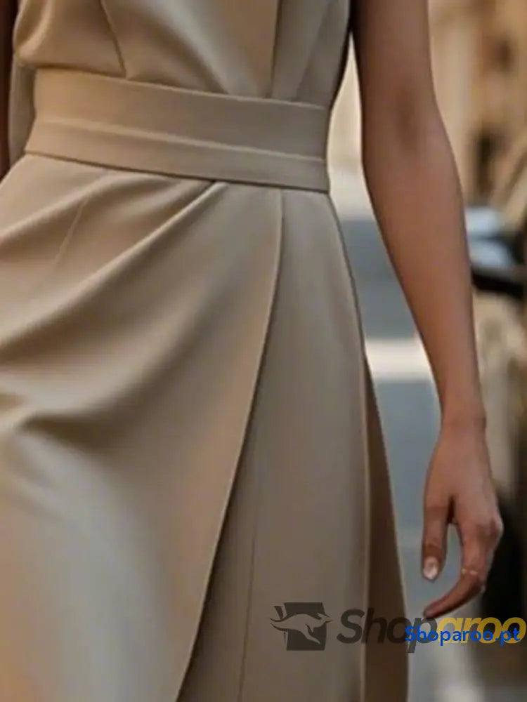 Vestido midi sem mangas e gola redonda