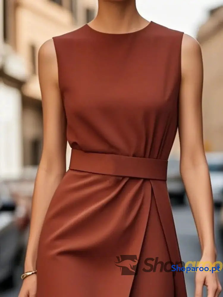 Vestido midi sem mangas e gola redonda
