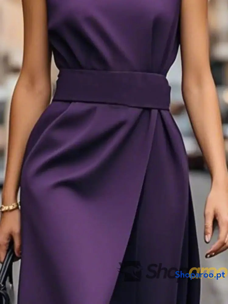 Vestido midi sem mangas e gola redonda
