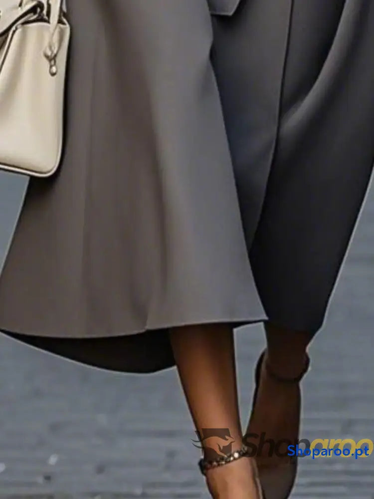 Vestido midi sem mangas e gola redonda