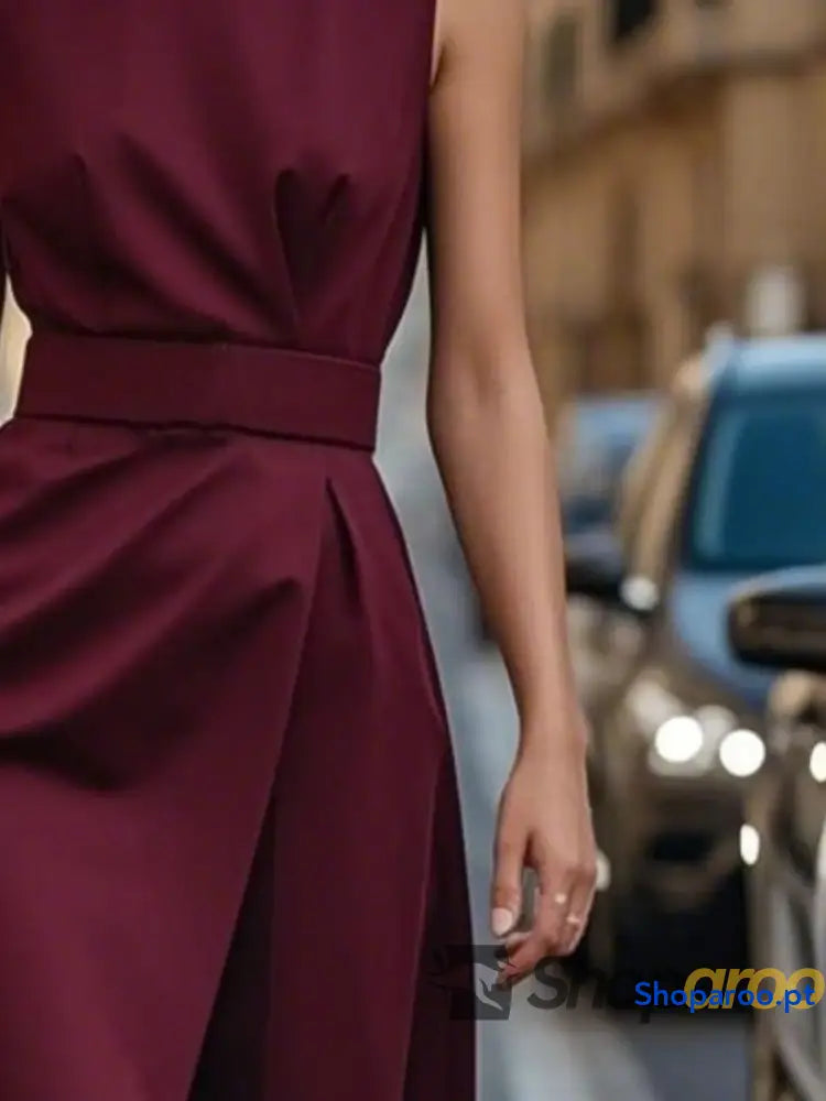 Vestido midi sem mangas e gola redonda
