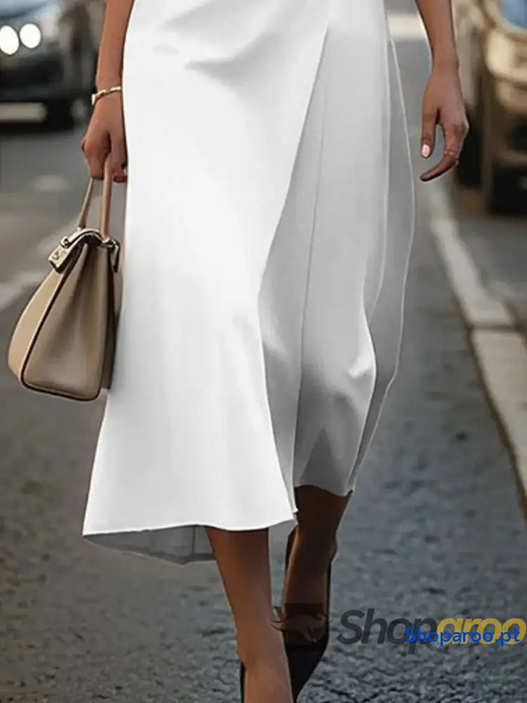 Vestido midi sem mangas e gola redonda