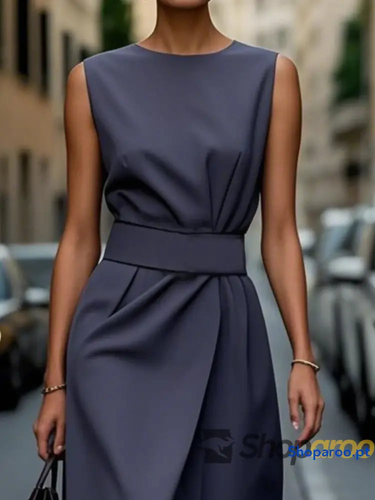 Vestido midi sem mangas e gola redonda