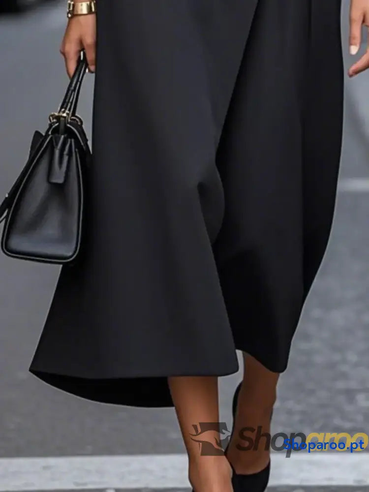 Vestido midi sem mangas e gola redonda