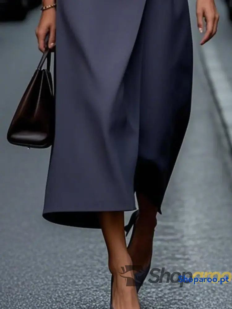 Vestido midi sem mangas e gola redonda