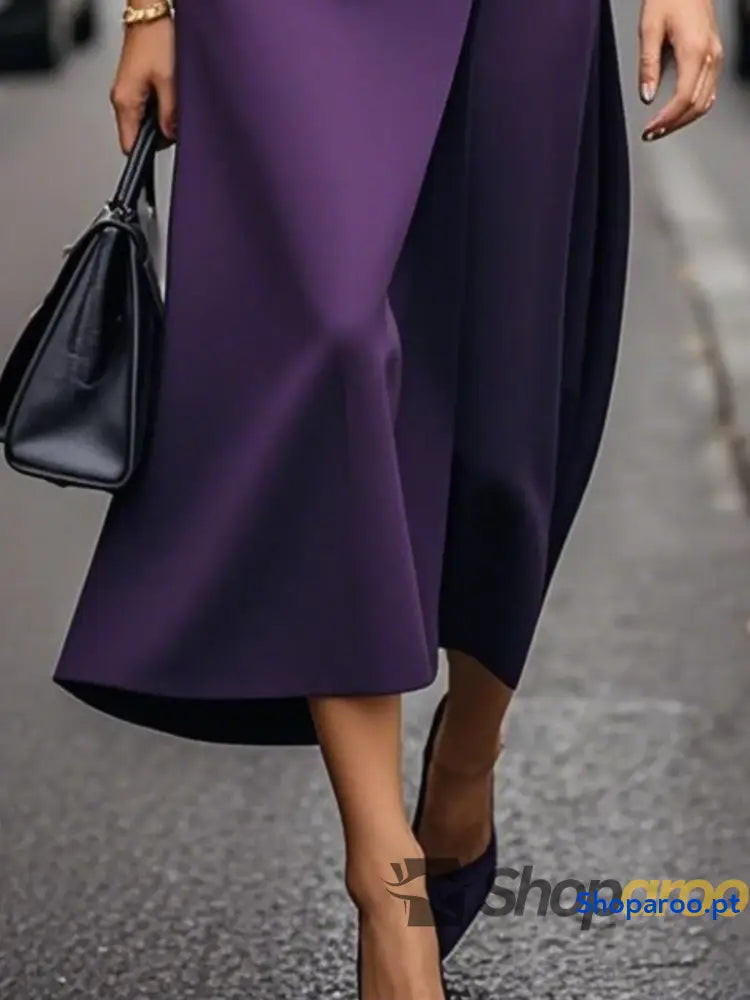 Vestido midi sem mangas e gola redonda