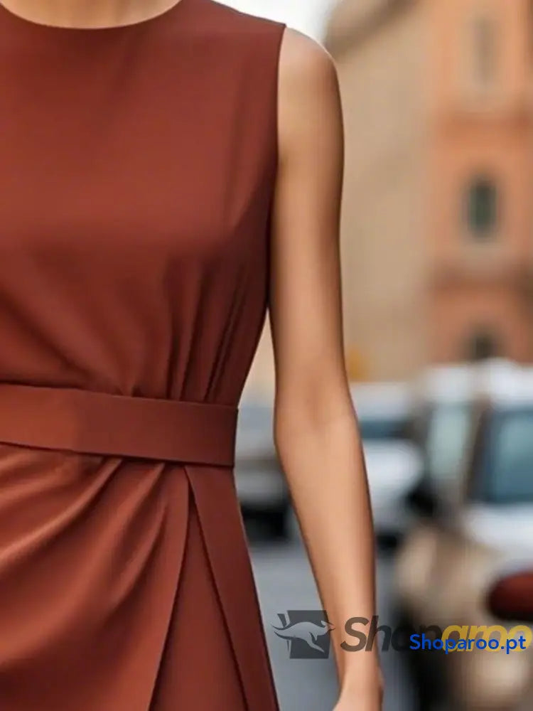 Vestido midi sem mangas e gola redonda