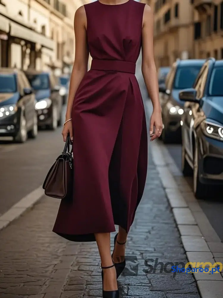 Vestido midi sem mangas e gola redonda