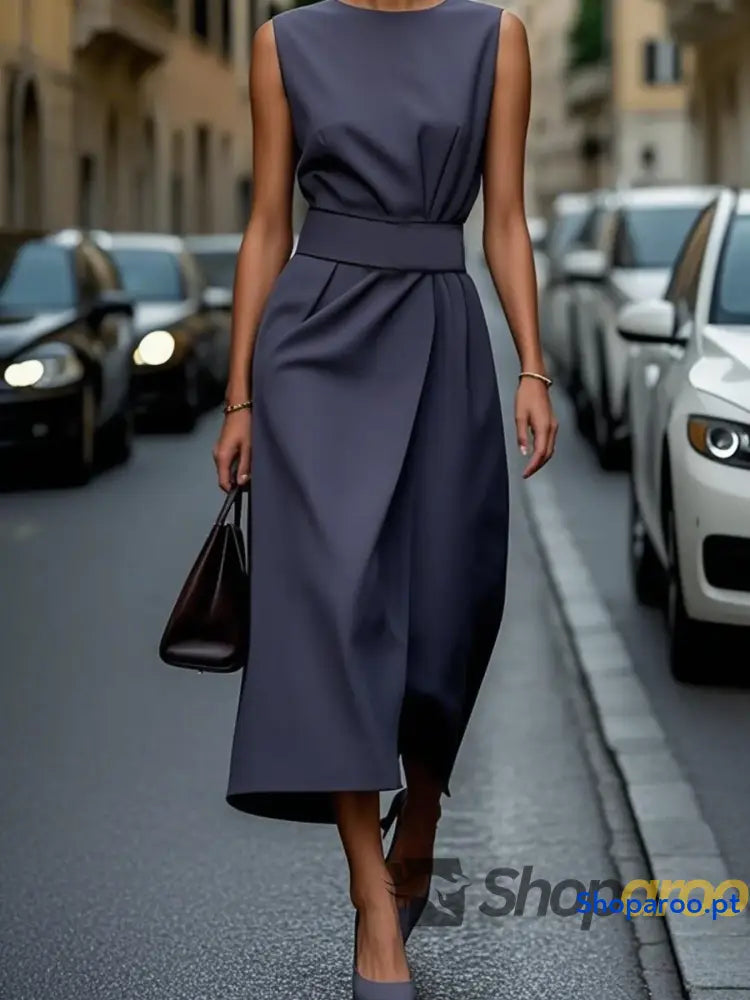 Vestido midi sem mangas e gola redonda
