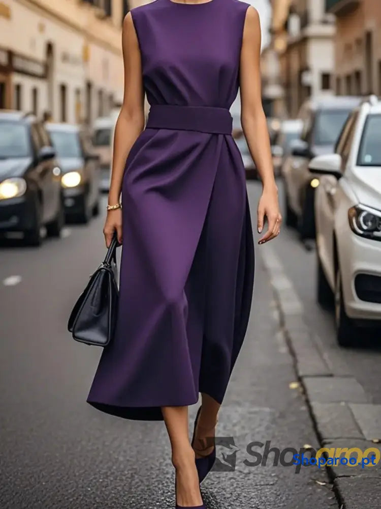 Vestido midi sem mangas e gola redonda