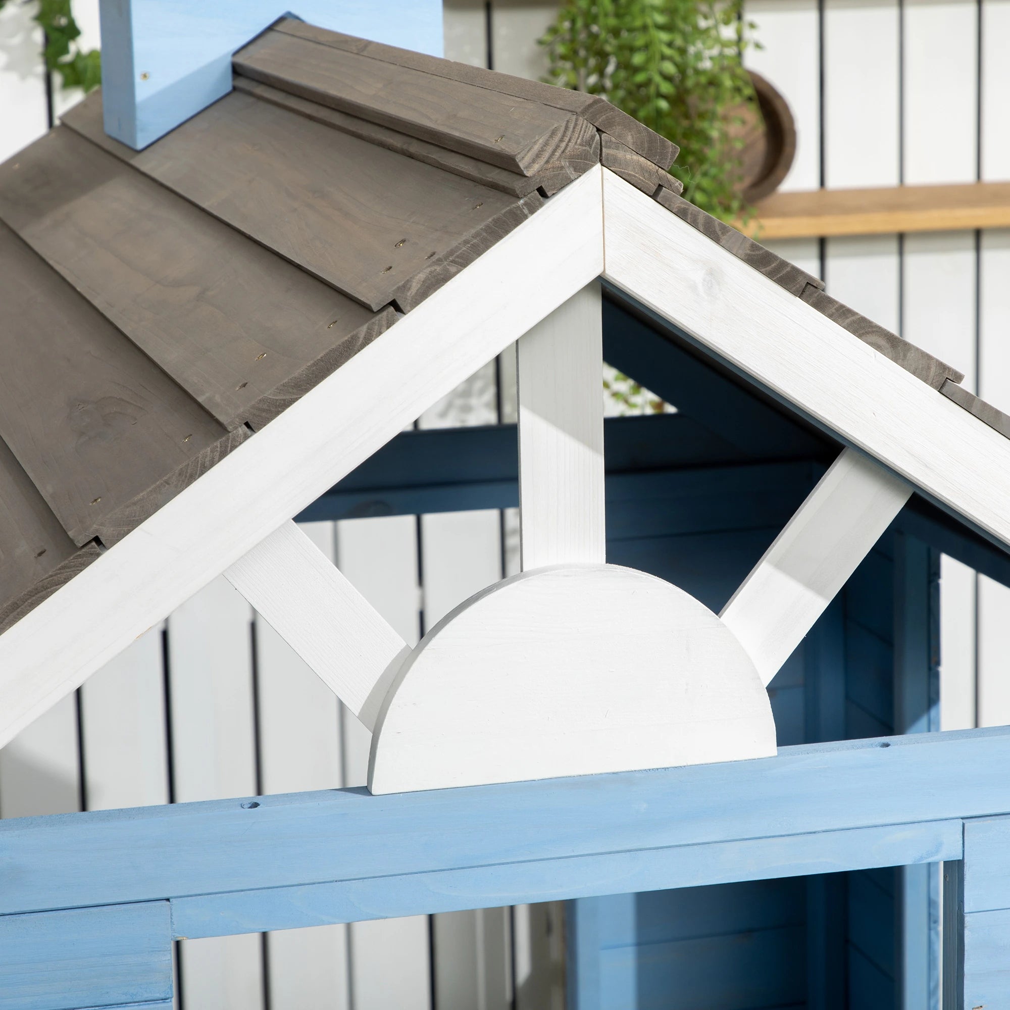 Casa de madeira para crianças azul com porta e janelas para exterior