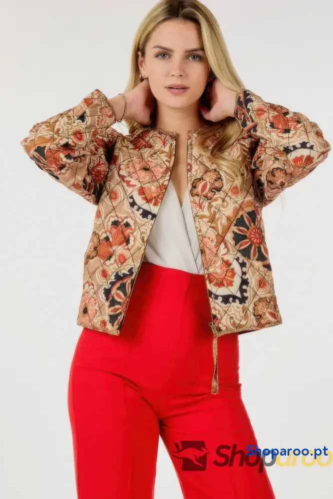 Casaco com fecho e estampas múltiplas